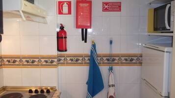 JÀÀkaappi, mikroaaltouuni, uuni, liesi