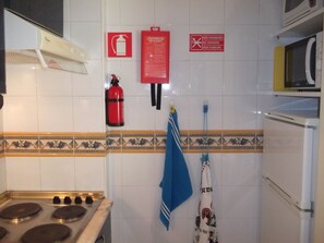 Jääkaappi, mikroaaltouuni, uuni, liesi