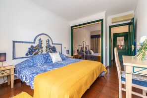 1 makuuhuone, työpöytä, silitysrauta/-lauta, vauvan matkasänky