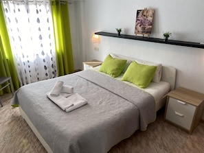 1 chambre, fer et planche Ă repasser