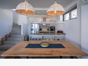 Réfrigérateur, four à micro-ondes, un four, surface de cuisson