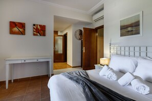 1 dormitorio, tabla de planchar con plancha, wifi gratis y ropa de cama