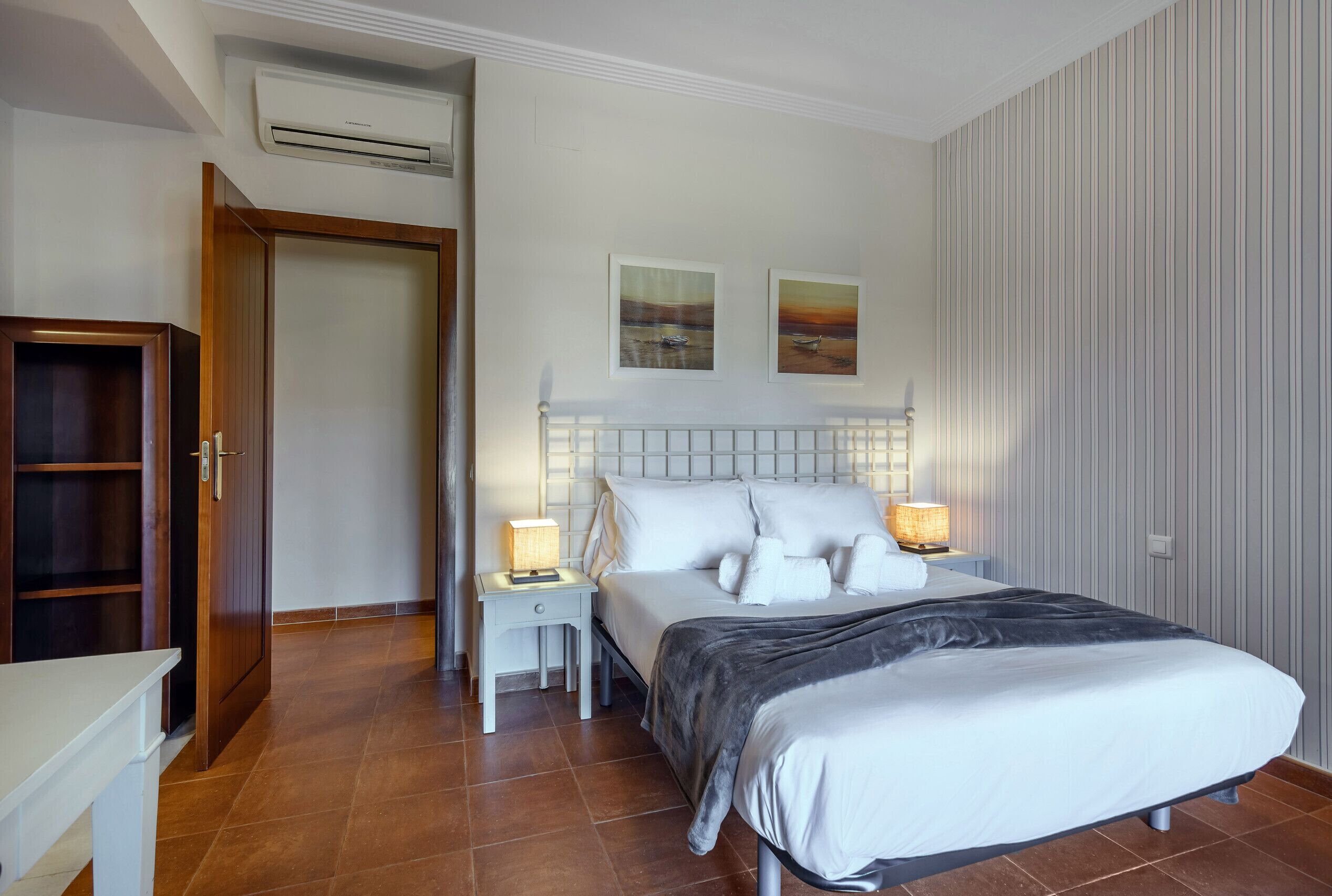 1 dormitorio, tabla de planchar con plancha, wifi gratis y ropa de cama