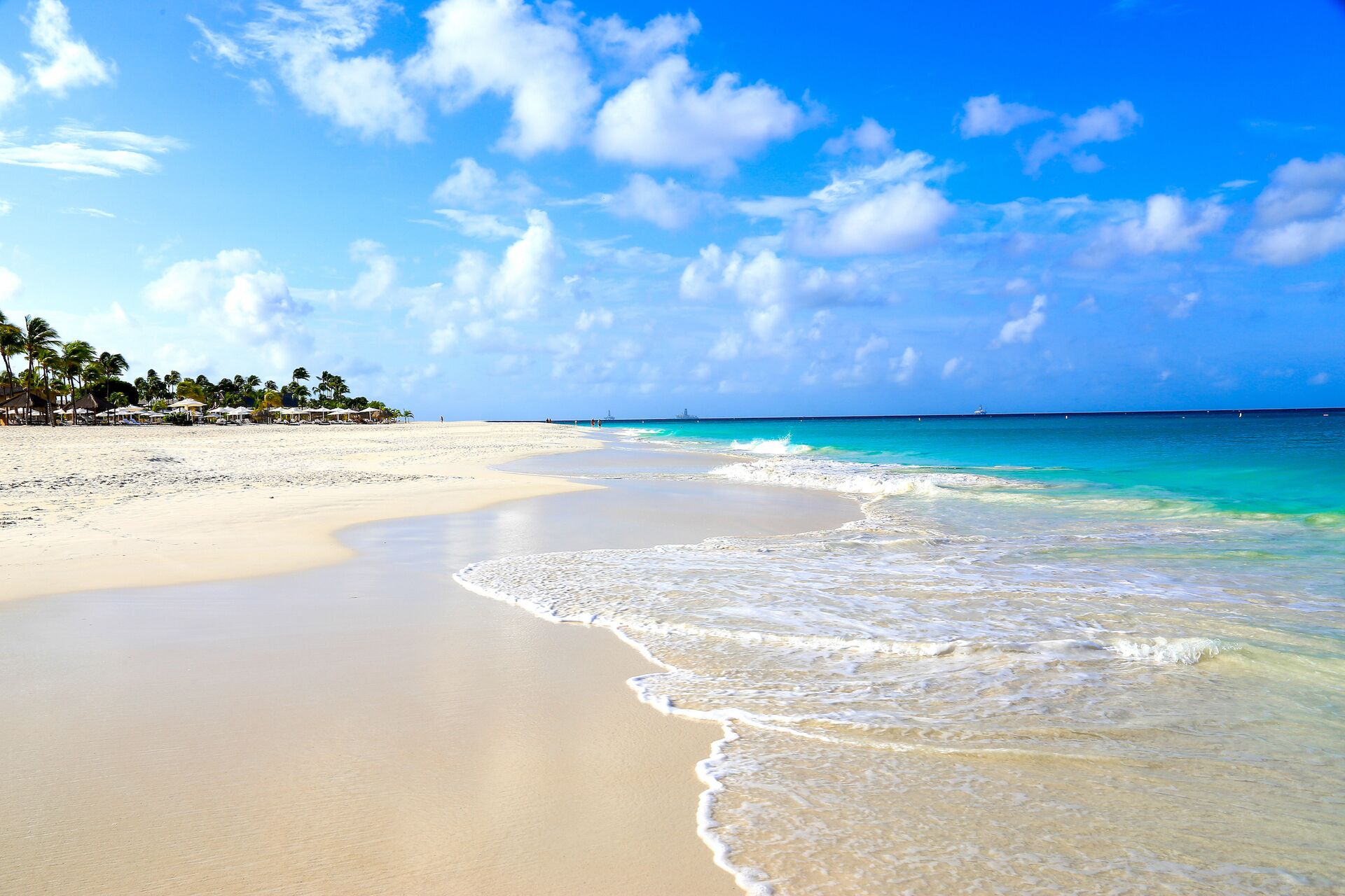 Beach nearby, sun loungers, beach towels