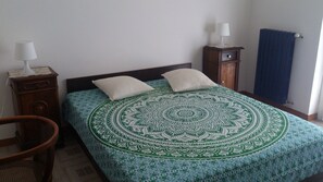 3 bedrooms, iron/ironing board, bed sheets
