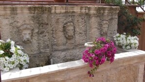 A stone wall with carved faces and flower arrangements. - RURAL HOUSE FOR 2 PEOPLE IN TUREGANO (Turégano)