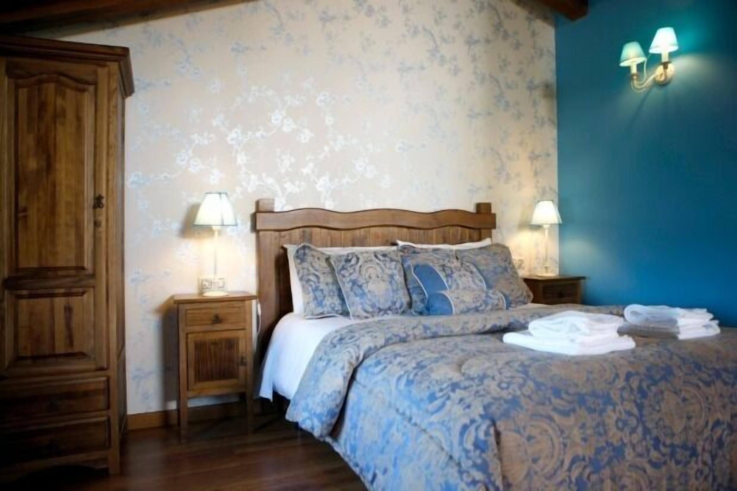 1 habitación, tabla de planchar con plancha y cuna de viaje 