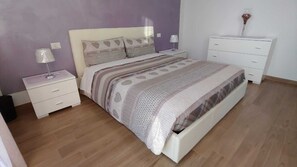 2 chambres, espace de travail pour ordinateur portable