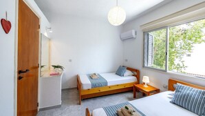 2 habitaciones, tabla de planchar con plancha, cuna de viaje y wifi 