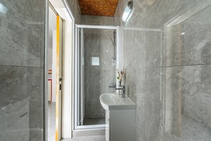 Bathtub, hair dryer