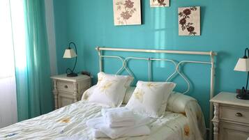 3 dormitorios, tabla de planchar con plancha, cuna de viaje