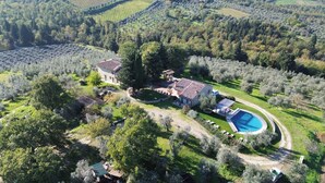 An aerial view of a property with a swimming pool, multiple buildings, and surrounding greenery. - Agriturismo Vicolabate (San Casciano in Val di Pesa)