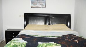 Deluxe Apartment, Non Smoking | Hypo-allergenic bedding, desk, blackout curtains, soundproofing