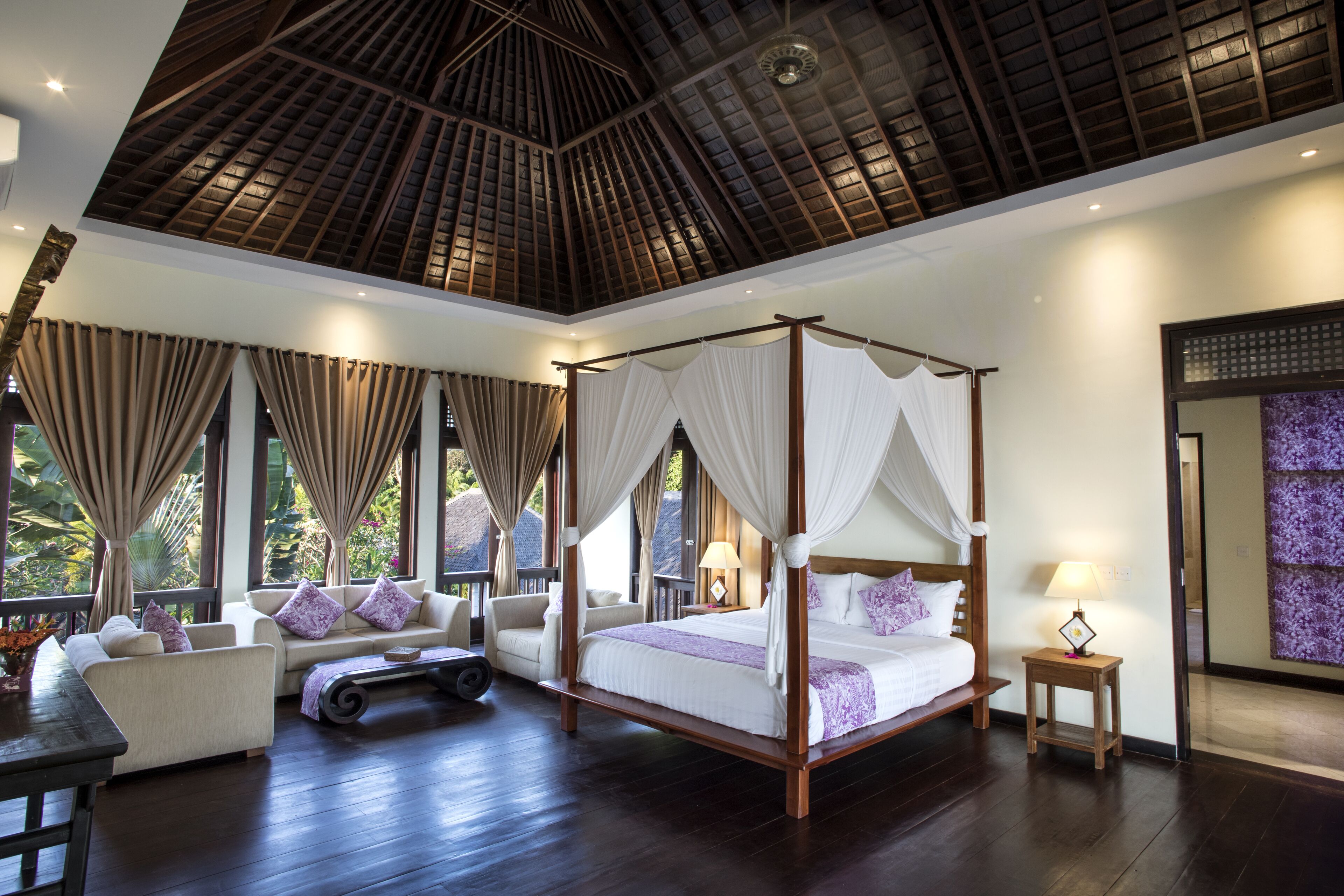 5 makuuhuonetta, tallelokero huoneessa, työpöytä, silitysrauta/-lauta