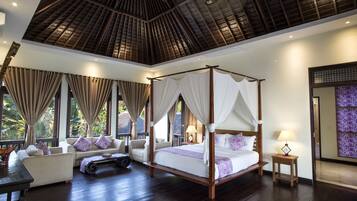 5 makuuhuonetta, tallelokero huoneessa, työpöytä, silitysrauta/-lauta