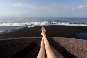 En la playa y toallas de playa 