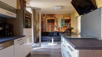 Kühlschrank, Mikrowelle, Ofen, Herdplatte