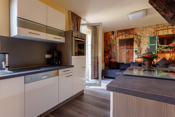 Kühlschrank, Mikrowelle, Ofen, Herdplatte