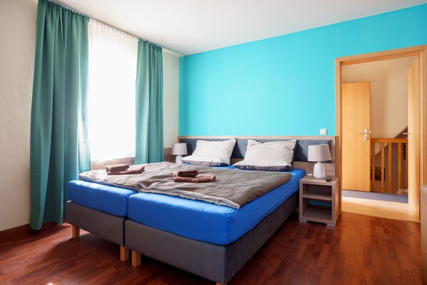 5 bedrooms, in-room safe, desk, free WiFi