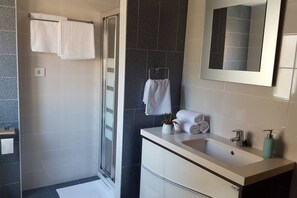 Dusche, Haartrockner, Handtücher