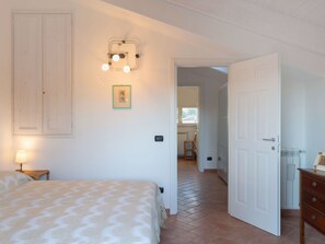2 chambres, fer et planche à repasser, lit de bébé portatif