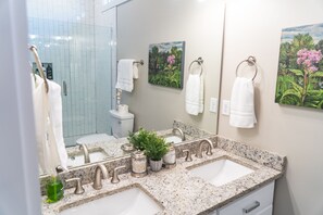 Hair dryer, towels, soap, shampoo - The Art House ★ 5 Min From Downtown With BBQ Grill (Chattanooga)