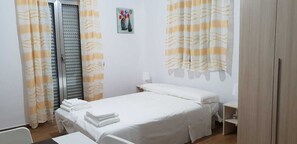1 bedroom, WiFi, bed sheets - new house independent holiday center room  (Reggio Calabria)