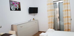 1 bedroom, WiFi, bed sheets - new house independent holiday center room  (Reggio Calabria)