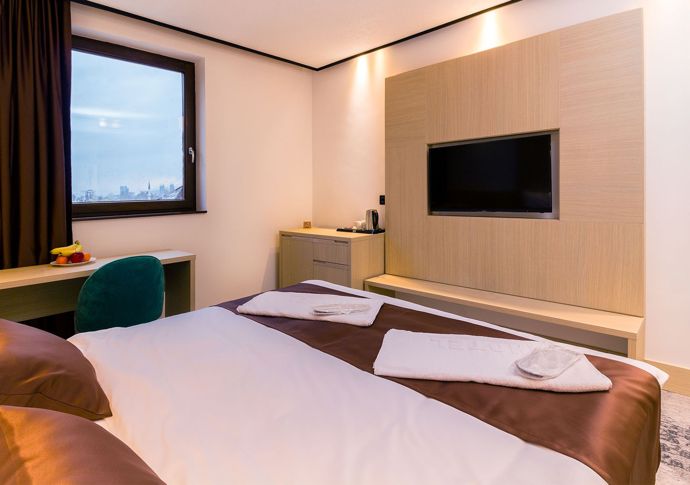 Bộ đồ giường cao cấp, minibar, két bảo mật tại phòng, bàn 