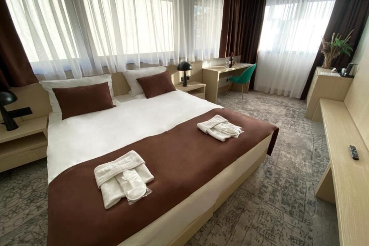 Quarto casal ou duplo standard | Roupas de cama premium, frigobar, cofres nos quartos, escrivaninha