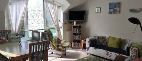 Televisie, videospelletjes, een dvd-speler en boeken