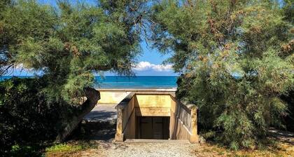 Beautiful apartment for 8-10 people in a historic villa on the sea