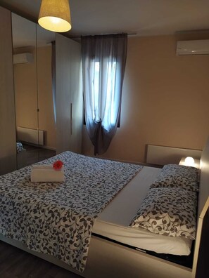 2 bedrooms, in-room safe, iron/ironing board, free WiFi