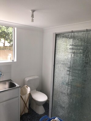 Dusche, umweltfreundliche Kosmetikartikel, Handtücher, Seife