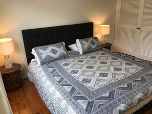 4 bedrooms, desk, iron/ironing board, free WiFi - Quiet street, lovely outlook and miles from your worries (Salamander Bay)