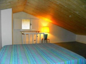 5 bedrooms, iron/ironing board, Internet, bed sheets