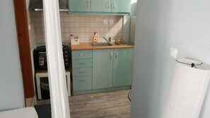 Réfrigérateur, un four, cafetière-théière, bouilloire électrique