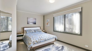 3 bedrooms, iron/ironing board, Internet, bed sheets