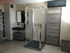 Dusche, Haartrockner, Handtücher, Seife