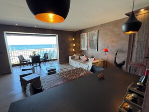 Télévision, cheminée, lecteur de DVD, chaßne hi-fi