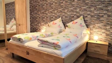 2 Schlafzimmer, Bügeleisen/Bügelbrett, Babybetten, Reisekinderbett