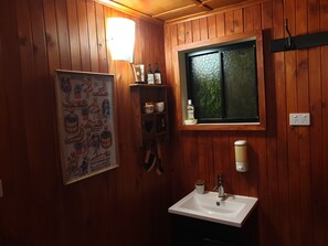 Chuveiro, banheira de hidromassagem, secador de cabelo, toalhas de banho