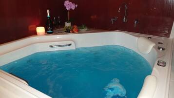 Een douche, een bubbelbad, een haardroger, handdoeken