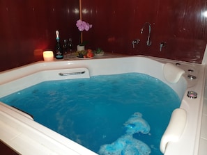 A hot tub with a white interior, a built-in seat, and a control panel. - HOT A+ Perfect Cosy Retreat Cottage Russki Country Sauna & Spa Cottage Hut (Mount Eliza)