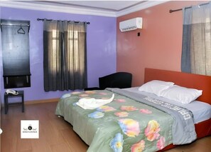 11 chambres, fer et planche à repasser, draps fournis