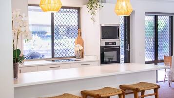 KĂŒhlschrank, Mikrowelle, Ofen, Herdplatte