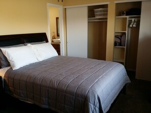 3 chambres, fer et planche à repasser, Wi-Fi gratuit, draps fournis