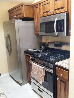 Kjøleskap, mikrobølgeovn, ovn og kokeplater