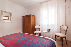 2 bedrooms, iron/ironing board, travel crib, free WiFi - New, Elegant, with a splash of Glam! Free parking (Venezia)