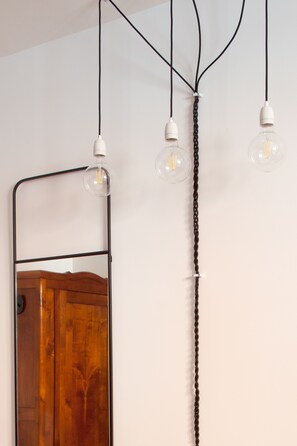 Interior - New, Elegant, with a splash of Glam! Free parking (Venezia)